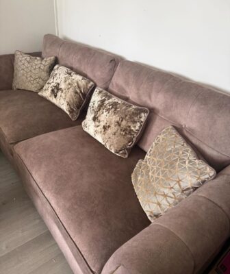 فروش مبل ۴ نفره لوکس Furniture Village در حد نو