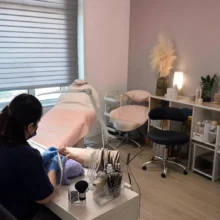 خدمات اکستنشن مژه و کاشت ناخن در لندن گلدرز گرین...