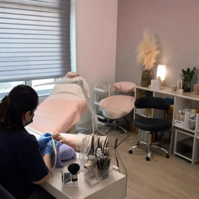 خدمات اکستنشن مژه و کاشت ناخن در لندن گلدرز گرین