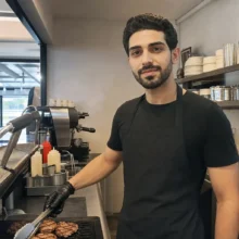 جویای کار در بخش گریل و کافی‌شاپ در لیورپول